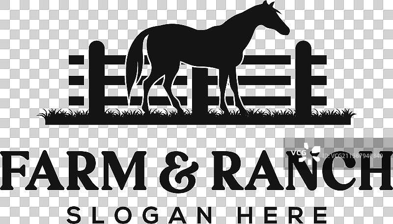 马的剪影、木栅栏和牧场标志图片素材