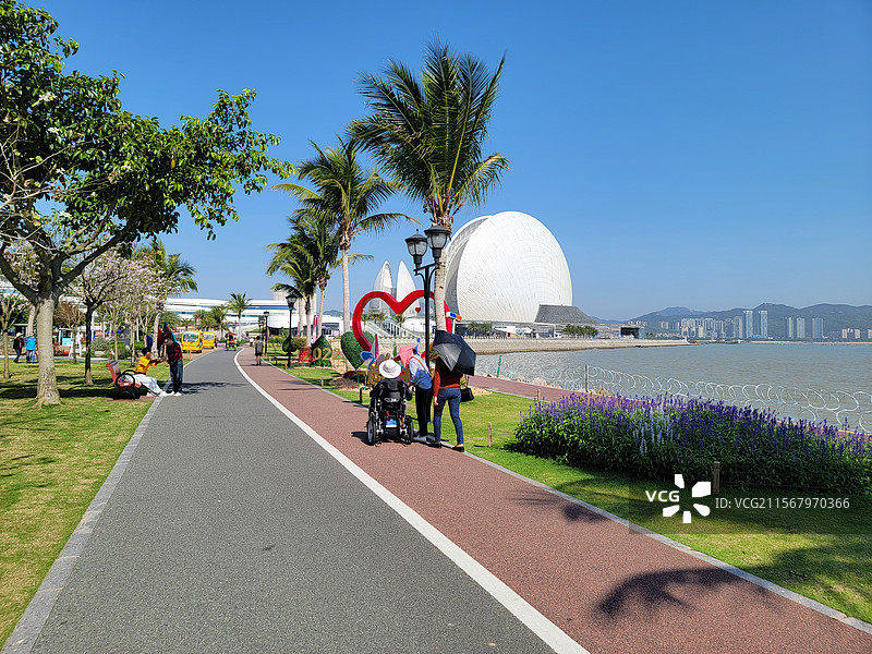 广东珠海大剧院日月贝旁海边的休闲步道图片素材