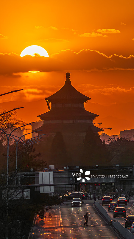 北京落日的天坛历史与街道车流图片素材