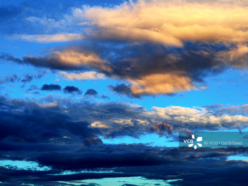 天空晚霞五彩的云图片素材