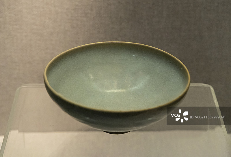 河南省洛阳博物馆“河洛文明展”：钧瓷碗（宋代，2017年洛阳市宜阳县福昌城遗址出土，洛阳博物馆藏）图片素材