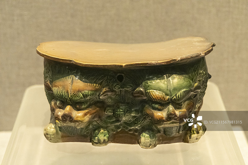 河南省洛阳博物馆“河洛文明展”：三彩双狮形枕（宋代，1983年洛阳市公安局九科移交，洛阳博物馆藏）图片素材