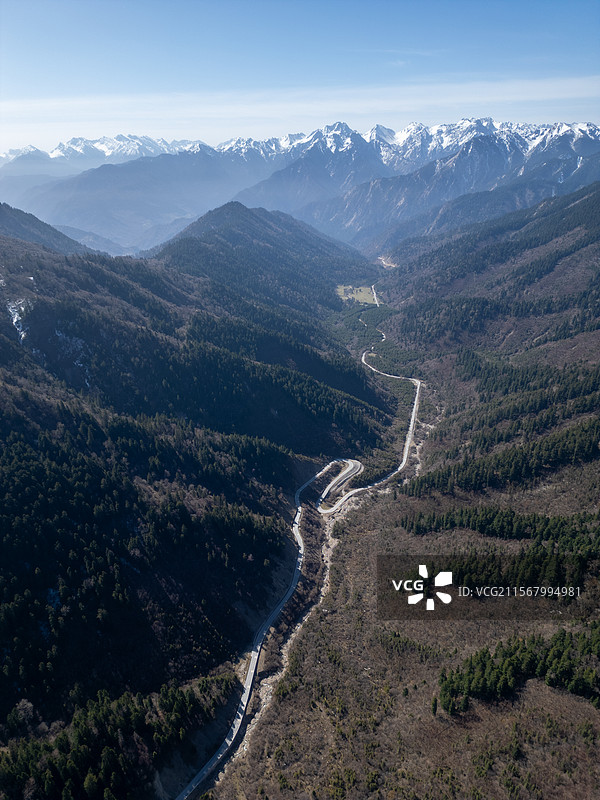 航拍四川九寨沟县 神仙池风景区沿途 岷山山脉达戈神山图片素材