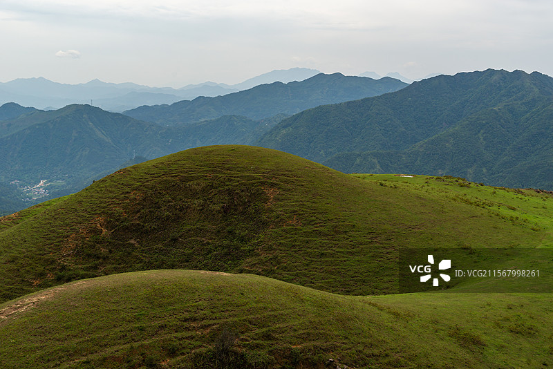 阳春鸡笼顶森林公园大草原大地母亲，中国广东省阳江市阳春市双滘镇七星村图片素材