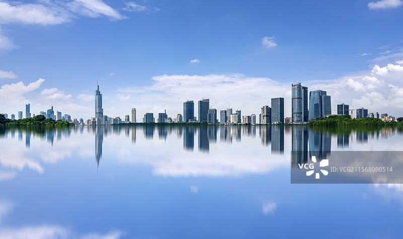 南京玄武湖城市天际线倒映图片素材