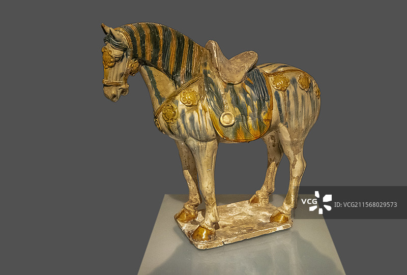河南省洛阳博物馆“河洛文明展”：三彩蓝条马（唐代，1971年洛阳矿山厂平炉车间M6出土，洛阳博物馆藏图片素材