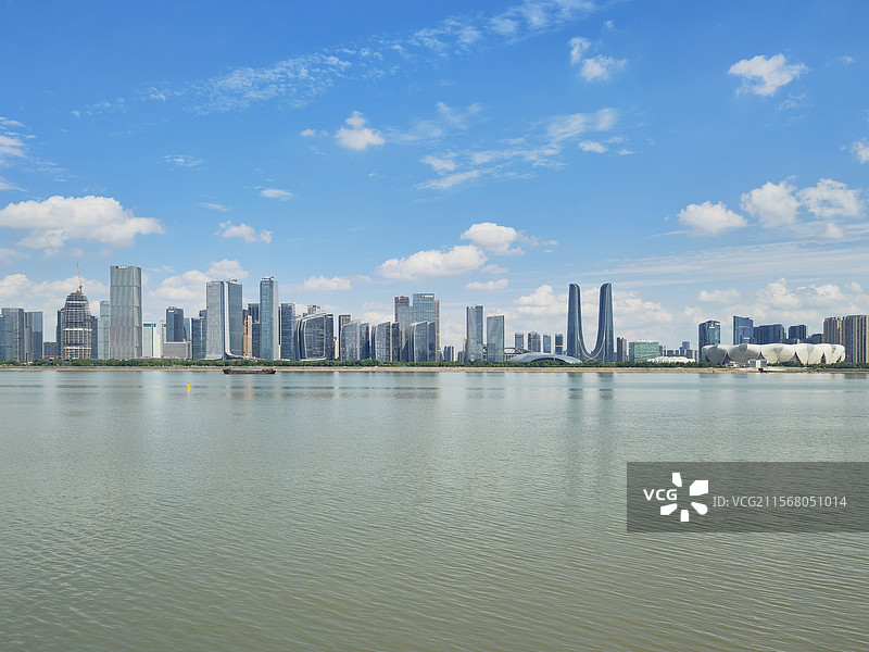 杭州城市阳台远眺钱塘江和钱江世纪公园杭州之门以及奥体中心图片素材
