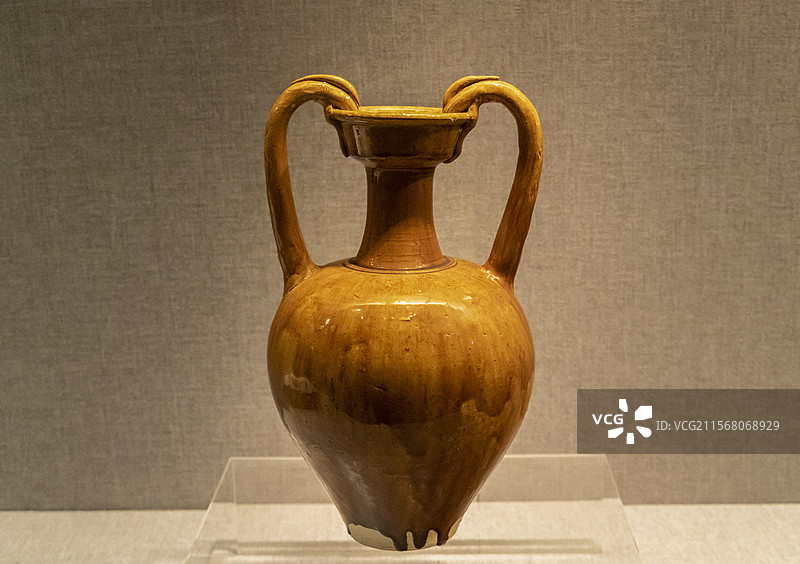 河南省洛阳博物馆“河洛文明展”：黄釉双龙瓶（唐代，1999年偃师市唐恭陵出土，洛阳博物馆藏）图片素材