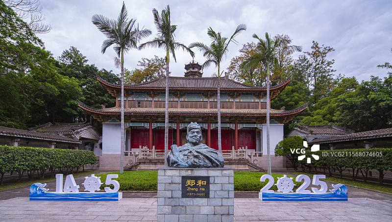 福州长乐区郑和公园圣寿宝塔前郑和航海史迹陈列馆广场上的郑和雕像图片素材