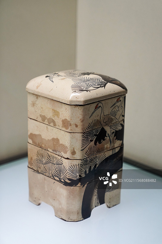 河北省 磁县 磁州窑博物馆 “黑与白的艺术” 民国 青绿彩博古纹痰盂图片素材