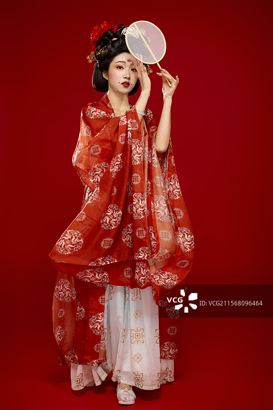 红色背景下大唐风韵女性古装妆容造型图片素材
