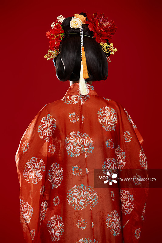 红色背景下大唐风韵女性古装妆容造型图片素材