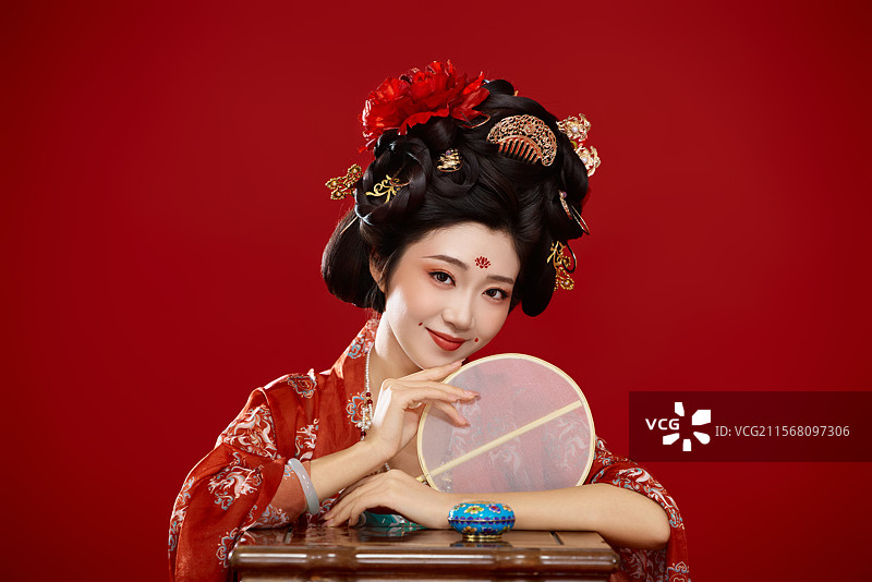 红色背景下大唐风韵女性古装妆容造型图片素材
