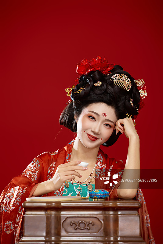 红色背景下大唐风韵女性古装妆容造型图片素材