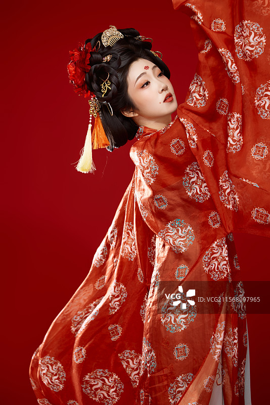 红色背景下大唐风韵女性古装妆容造型图片素材