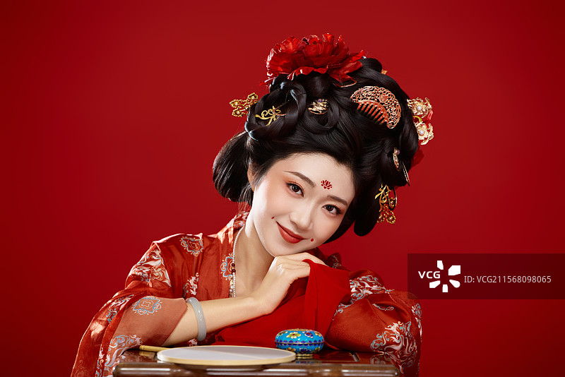 红色背景下大唐风韵女性古装妆容造型图片素材