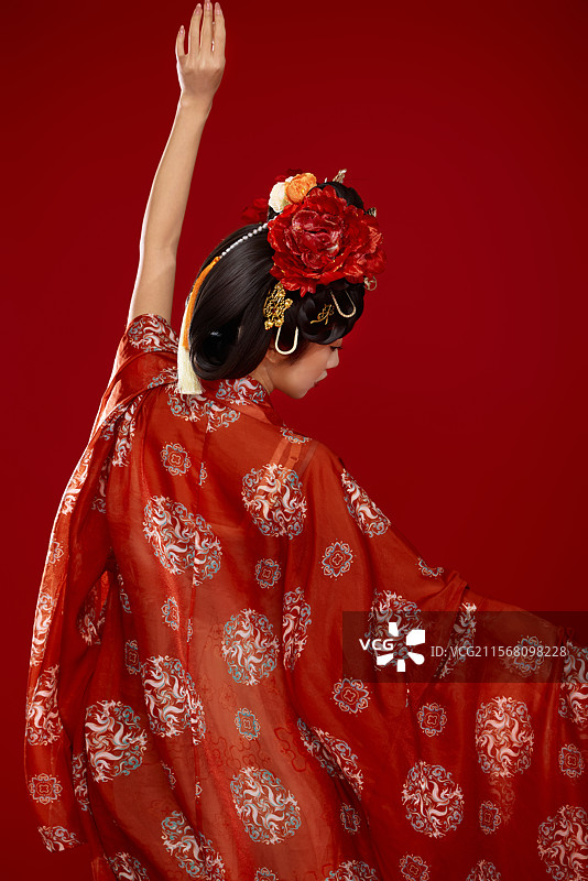 红色背景下大唐风韵女性古装妆容造型图片素材