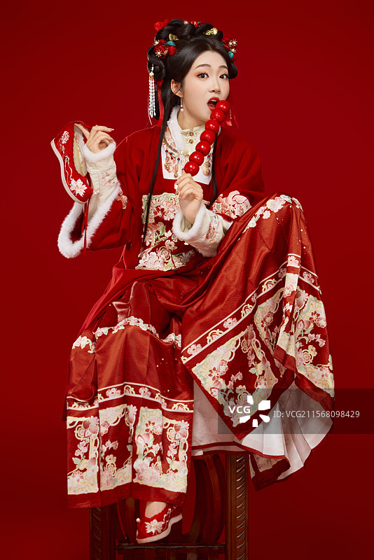身穿喜庆汉服手拿糖葫芦的可爱中国美女图片素材