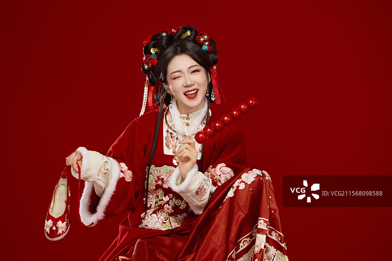 身穿喜庆汉服手拿糖葫芦的可爱中国美女图片素材