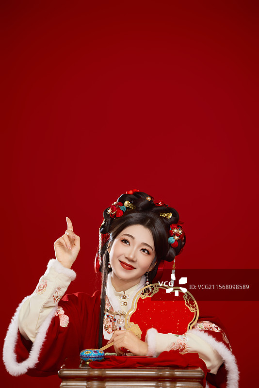 喜庆红色背景下身穿中国汉服的年轻女性图片素材