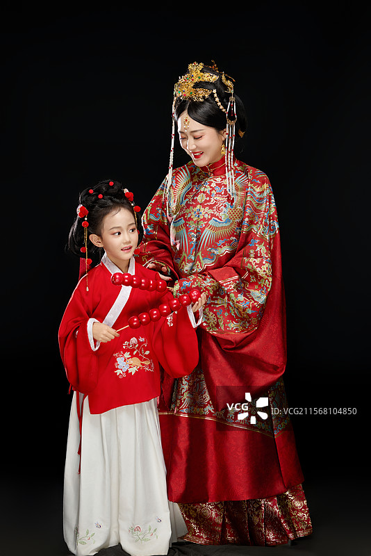 黑色背景下汉服装扮的中国母女亲子人像图片素材