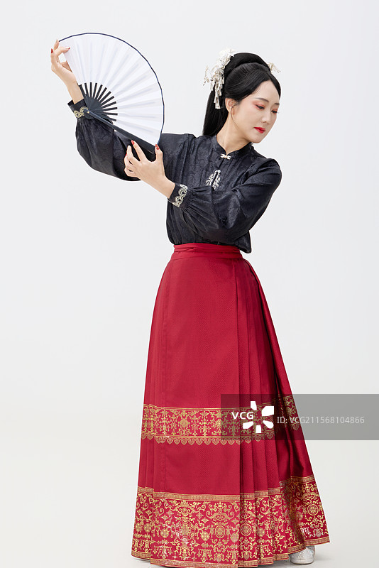 黑色背景下穿着中国明制汉服的中国女性图片素材