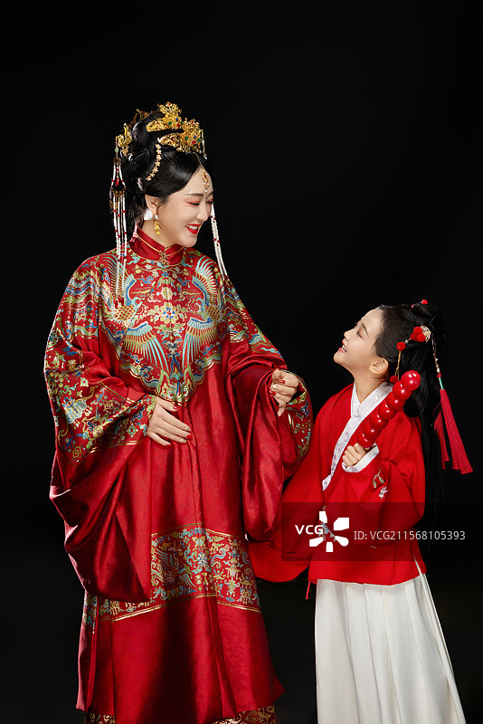 黑色背景下汉服装扮的中国母女亲子人像图片素材