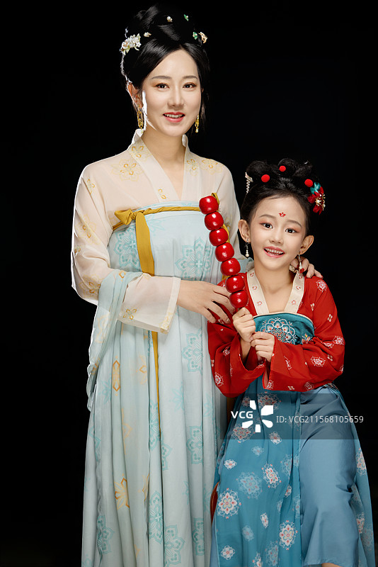 黑色背景下汉服装扮的中国女童图片素材