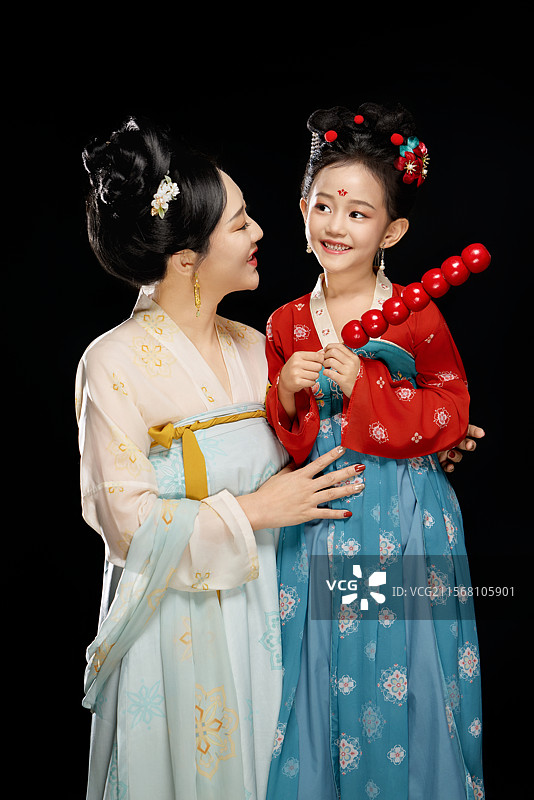 黑色背景下汉服装扮的中国女童图片素材