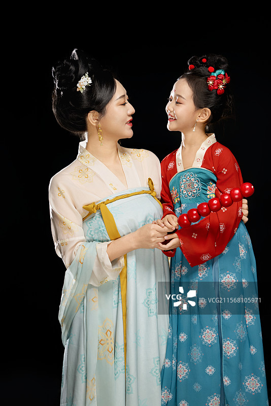 黑色背景下汉服装扮的中国女童图片素材