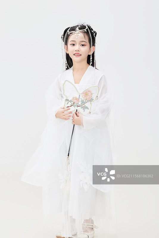 黑色背景下穿着中国明制汉服的中国女童图片素材