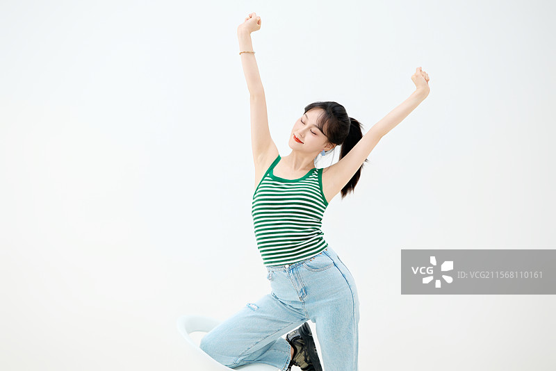 影棚拍摄穿着青春靓丽的亚洲女性夏季形象图片素材