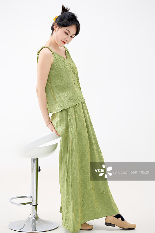 影棚拍摄穿着中式套裙的夏日出行美女形象图片素材