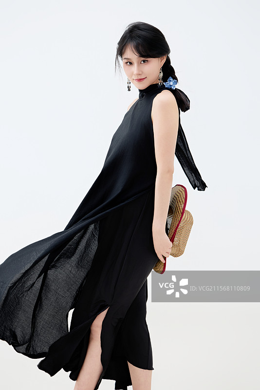 影棚拍摄穿着黑色连体裙的夏日出行美女图片素材