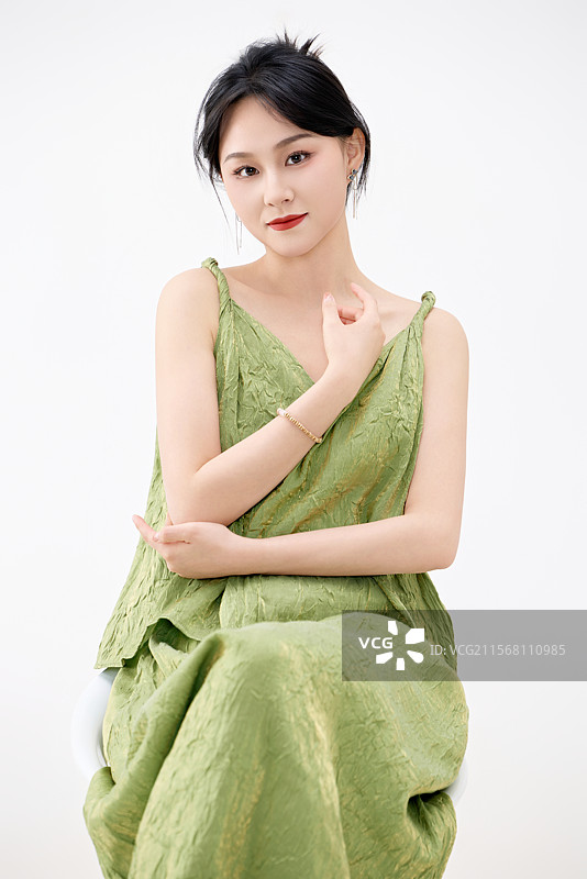 影棚拍摄穿着中式套裙的夏日出行美女形象图片素材