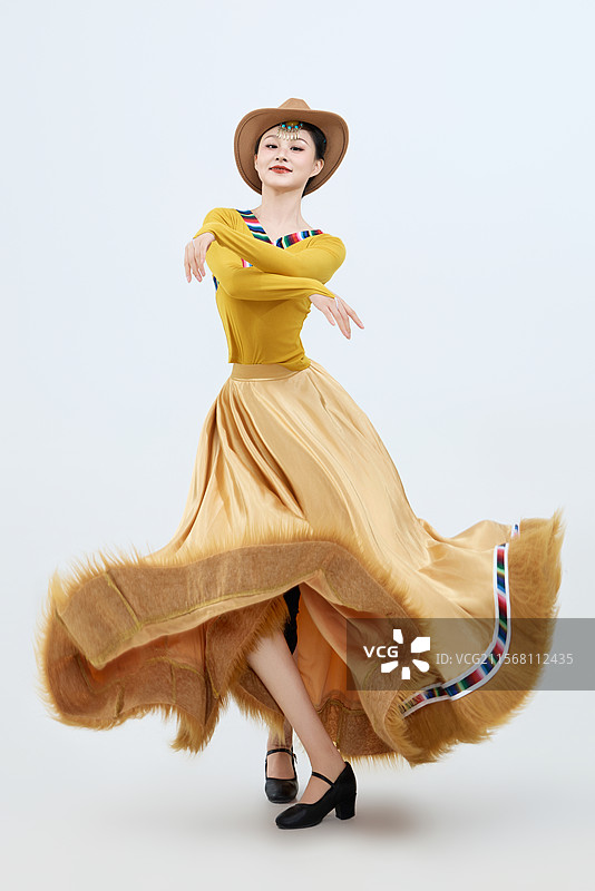 表演中国西藏藏族传统锅庄舞的美丽舞者图片素材