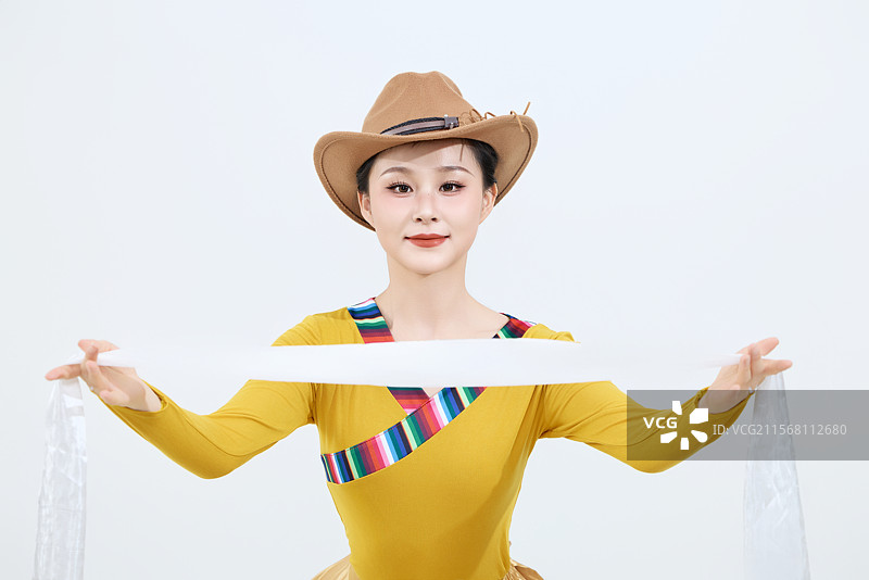 表演中国西藏藏族传统锅庄舞的美丽舞者图片素材