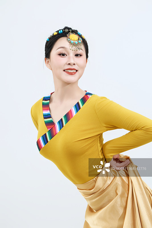 表演中国西藏藏族传统锅庄舞的美丽舞者图片素材