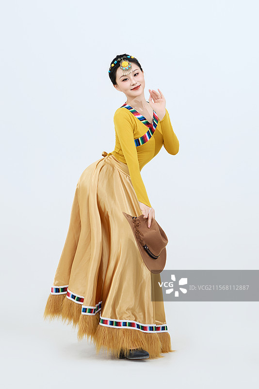 表演中国西藏藏族传统锅庄舞的美丽舞者图片素材