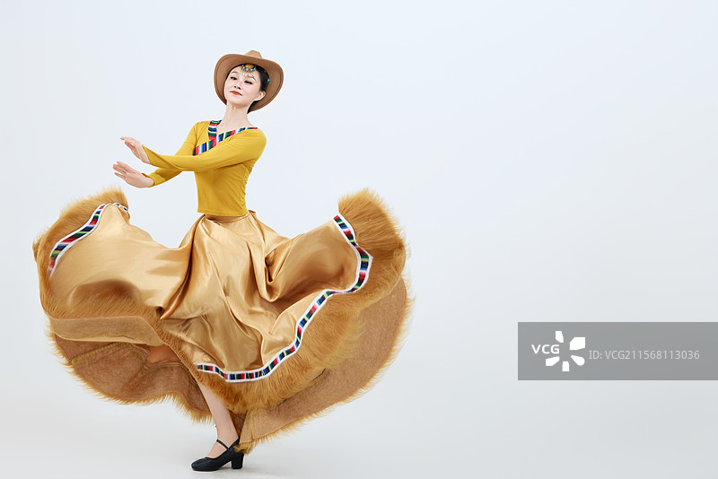 表演中国西藏藏族传统锅庄舞的美丽舞者图片素材