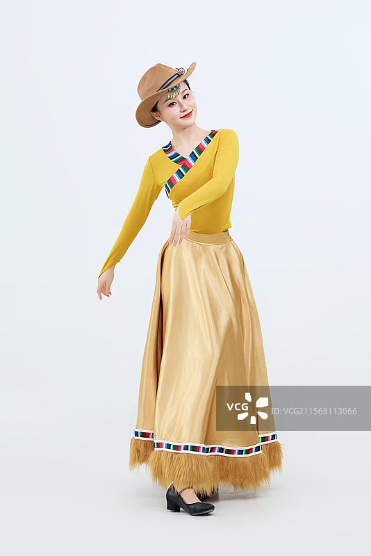 表演中国西藏藏族传统锅庄舞的美丽舞者图片素材