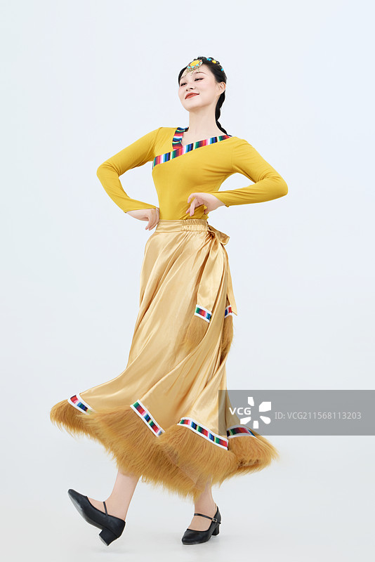 表演中国西藏藏族传统锅庄舞的美丽舞者图片素材