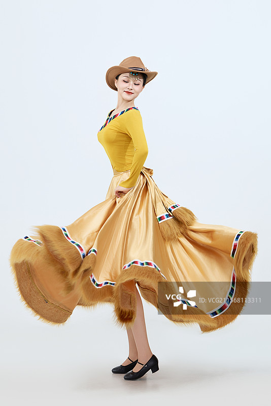 表演中国西藏藏族传统锅庄舞的美丽舞者图片素材