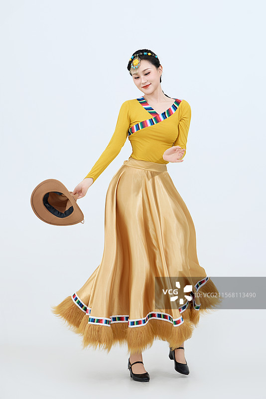 表演中国西藏藏族传统锅庄舞的美丽舞者图片素材