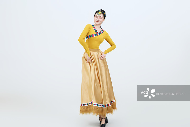 表演中国西藏藏族传统锅庄舞的美丽舞者图片素材