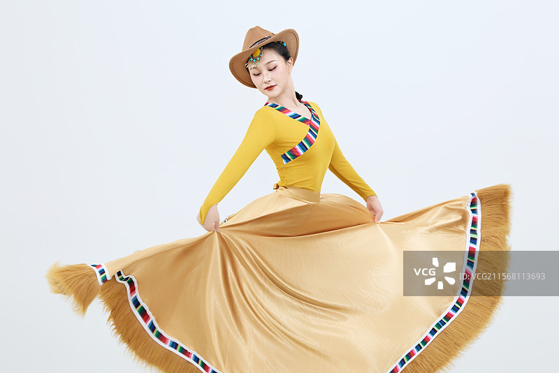 表演中国西藏藏族传统锅庄舞的美丽舞者图片素材