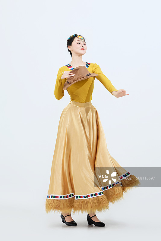 表演中国西藏藏族传统锅庄舞的美丽舞者图片素材