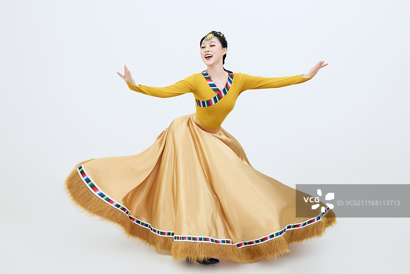 表演中国西藏藏族传统锅庄舞的美丽舞者图片素材