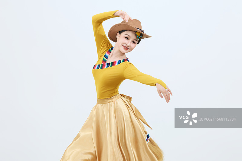 表演中国西藏藏族传统锅庄舞的美丽舞者图片素材