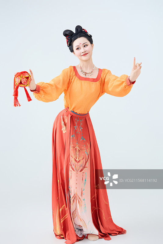 穿着古代唐朝服饰妆造表演古典舞的美丽舞者图片素材